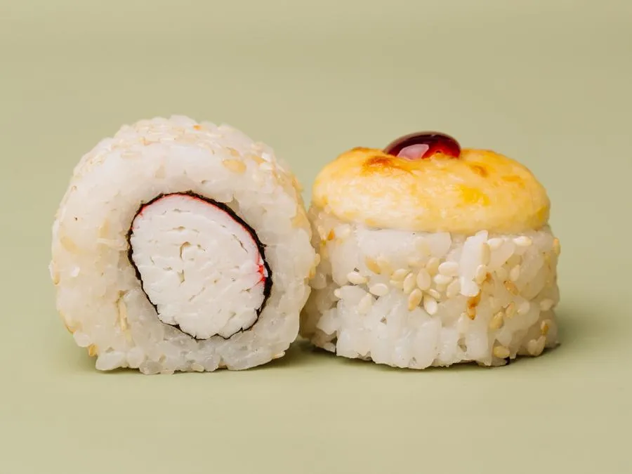 Запеченный с крабом в кунжуте