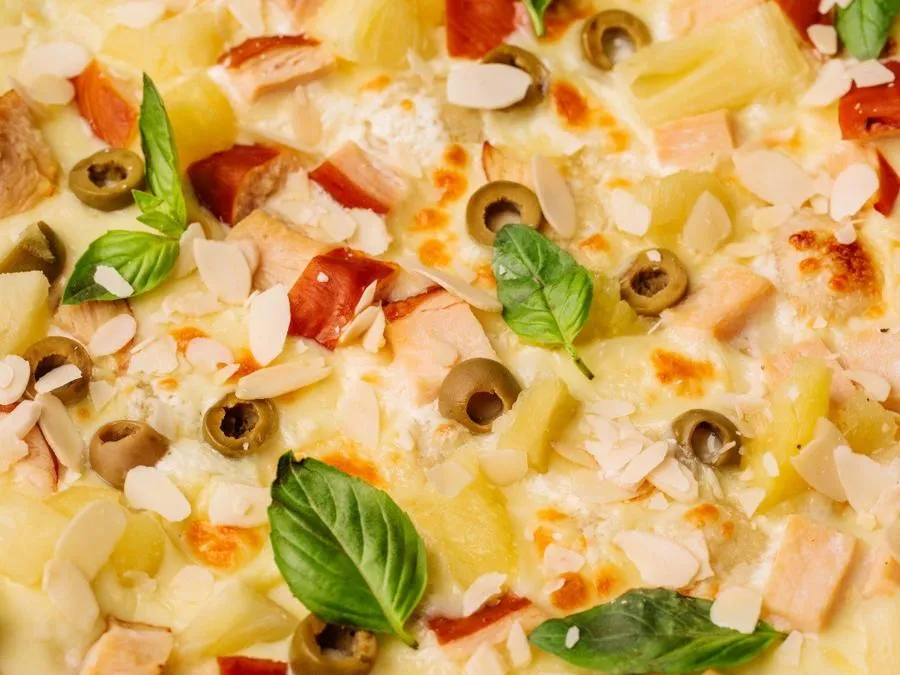 Пицца курица с ананасами