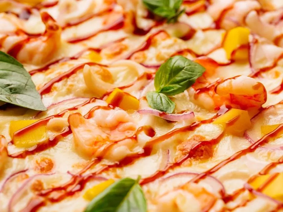 Пицца с манго и морепродуктами 