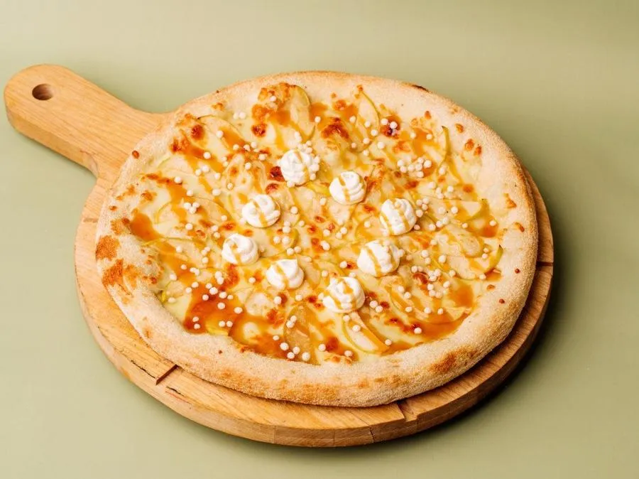 Пицца с яблоками и солёной карамелью 