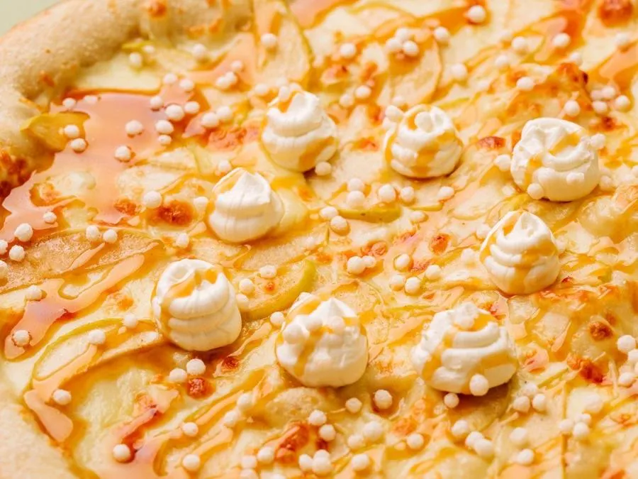 Пицца с яблоками и солёной карамелью 