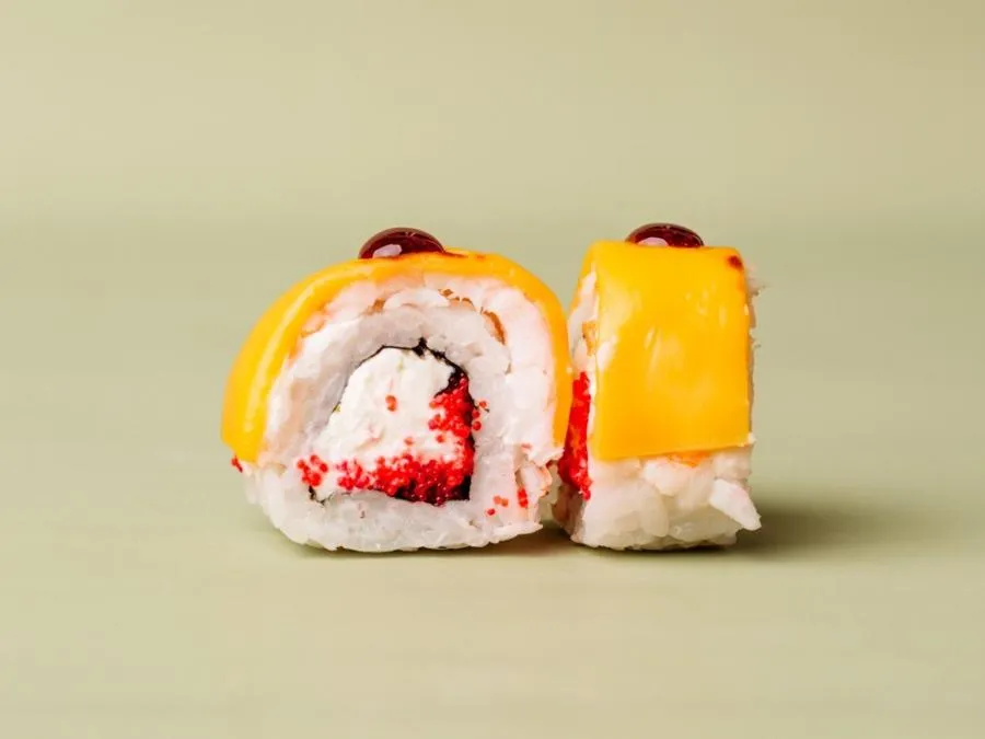 Опаленный ролл с креветкой и сыром чеддер