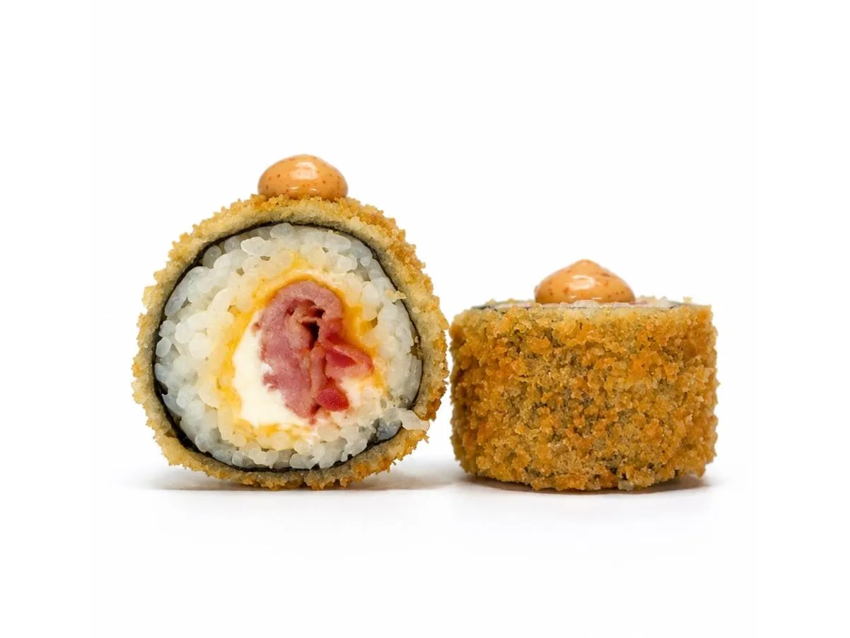 Жареный ролл с беконом и сыром чеддер